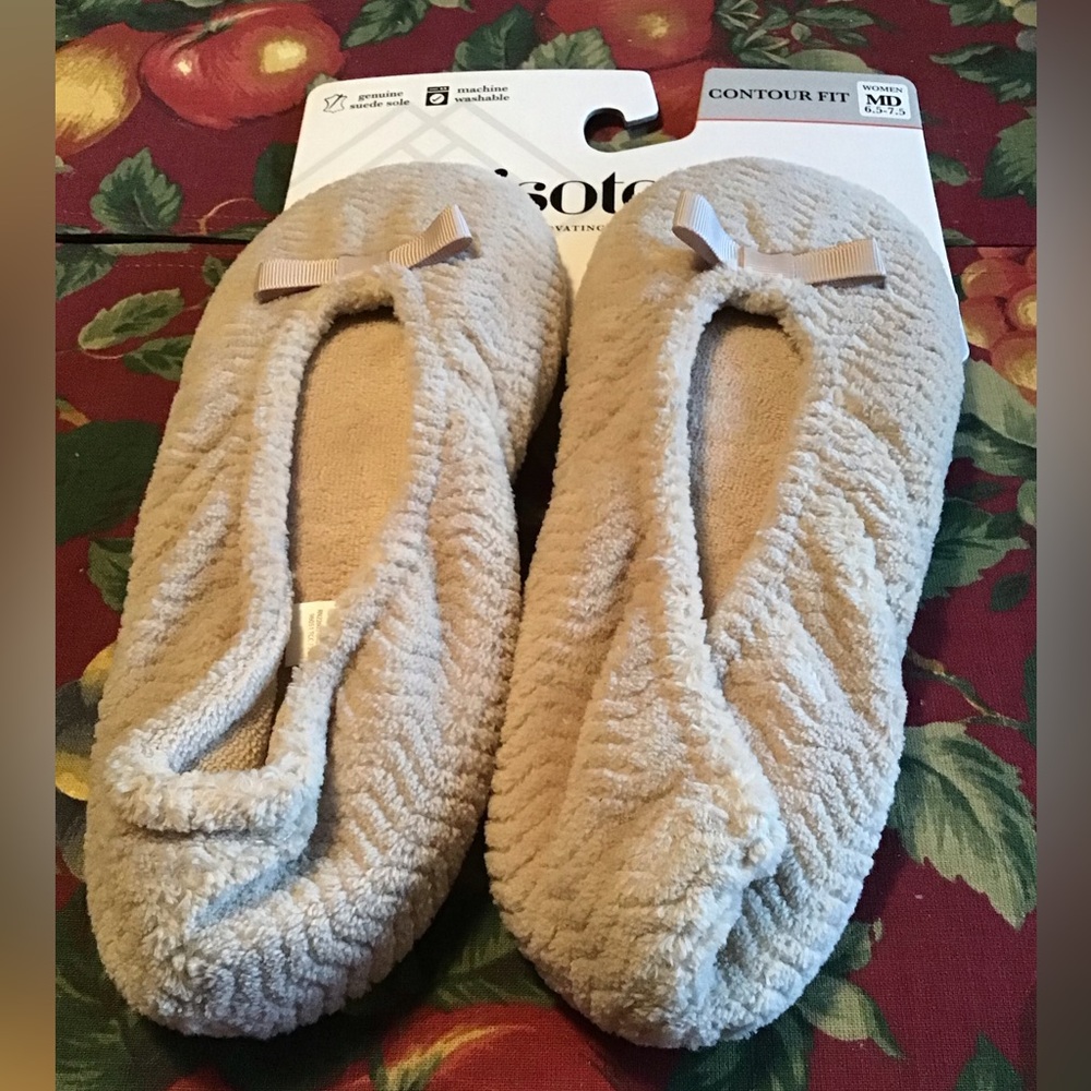 ISOTONER NWT SZ M SLIPPERS WOMENS BALLET STYLE SUEDE SOLE CONTOUR FIT SOFT
